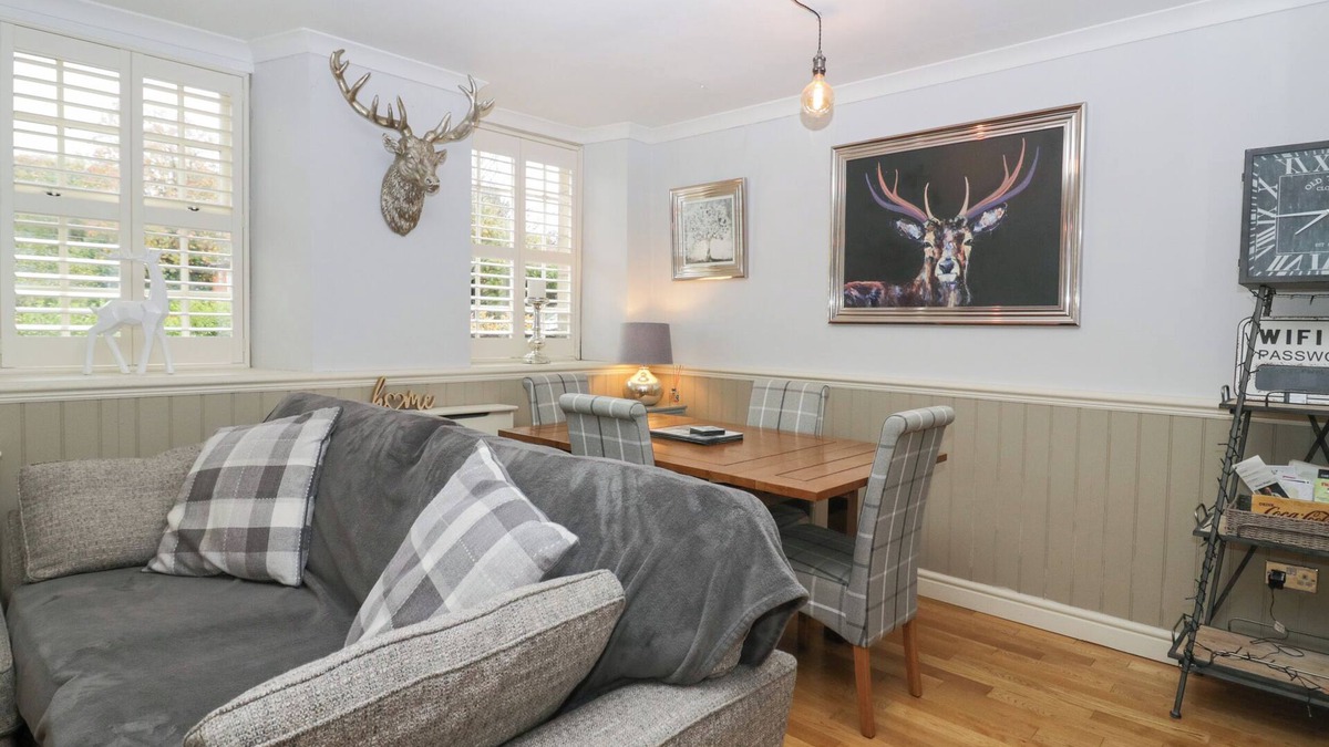 Allithwaite Cottage | 1 BOARBANK FARM, family friendly, with a garden in Cartmel