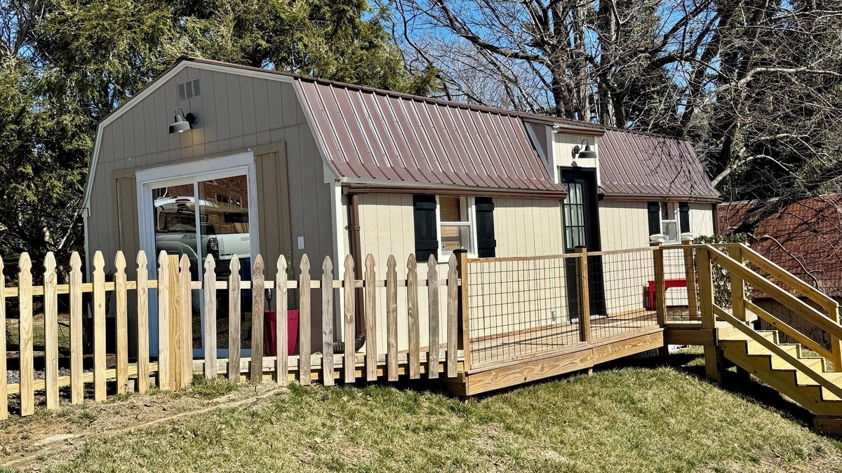 West Jefferson Cottage | 1 BR/1 BA - Walk to the park, restaurants, breweries & shops in town!