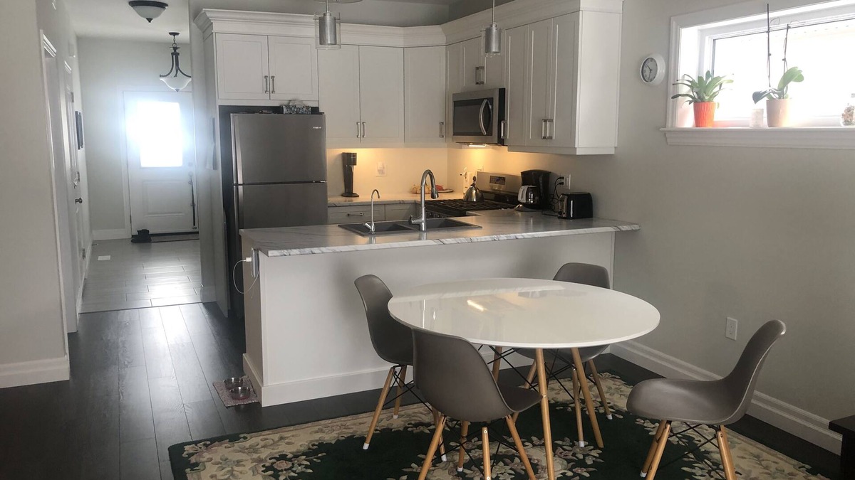 Stirling House | 1 BR 2 Bath Townhouse 55 min to Sandbanks and Prince Edward County
