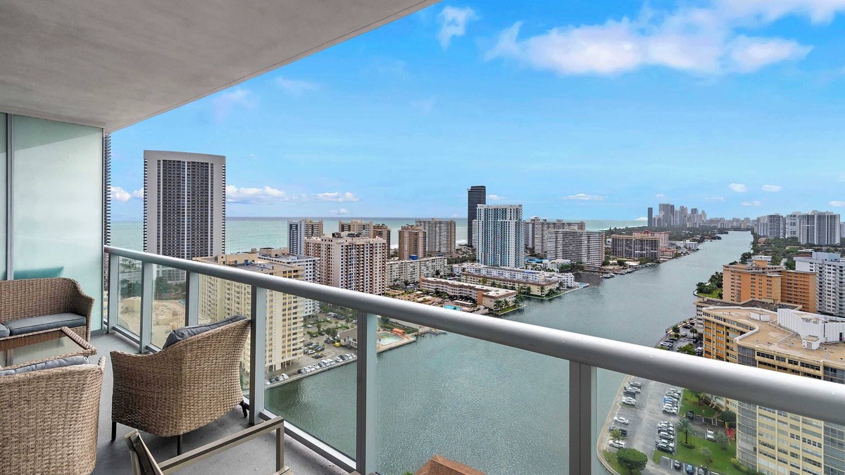 Hallandale Beach Apartment | 1 BR Apartment with Pool & Gym