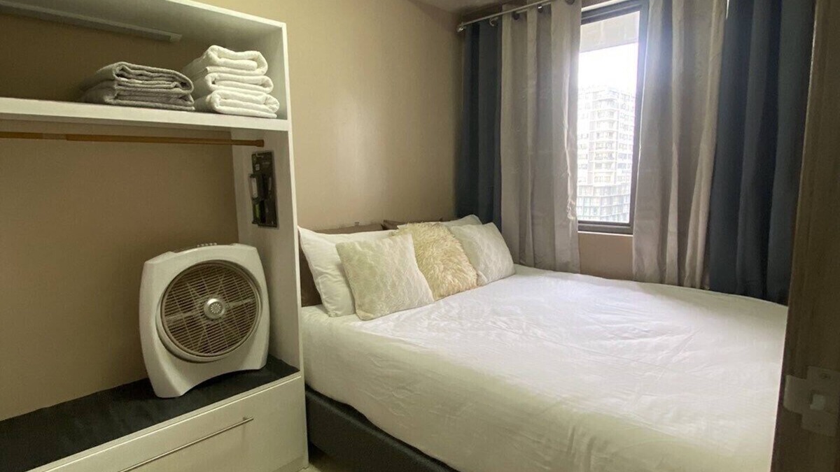 Barangay 76 Condo | 1 BR Fully Furnished Condo across MOA with Pool and Parking - S Res. Unit 0911