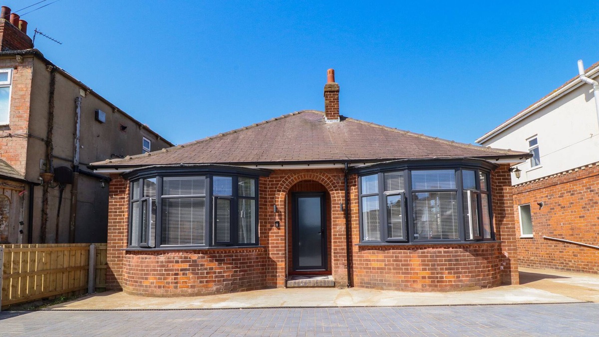 Withernsea House | 1 CHESTNUT GROVE, pet friendly, country holiday cottage in Withernsea
