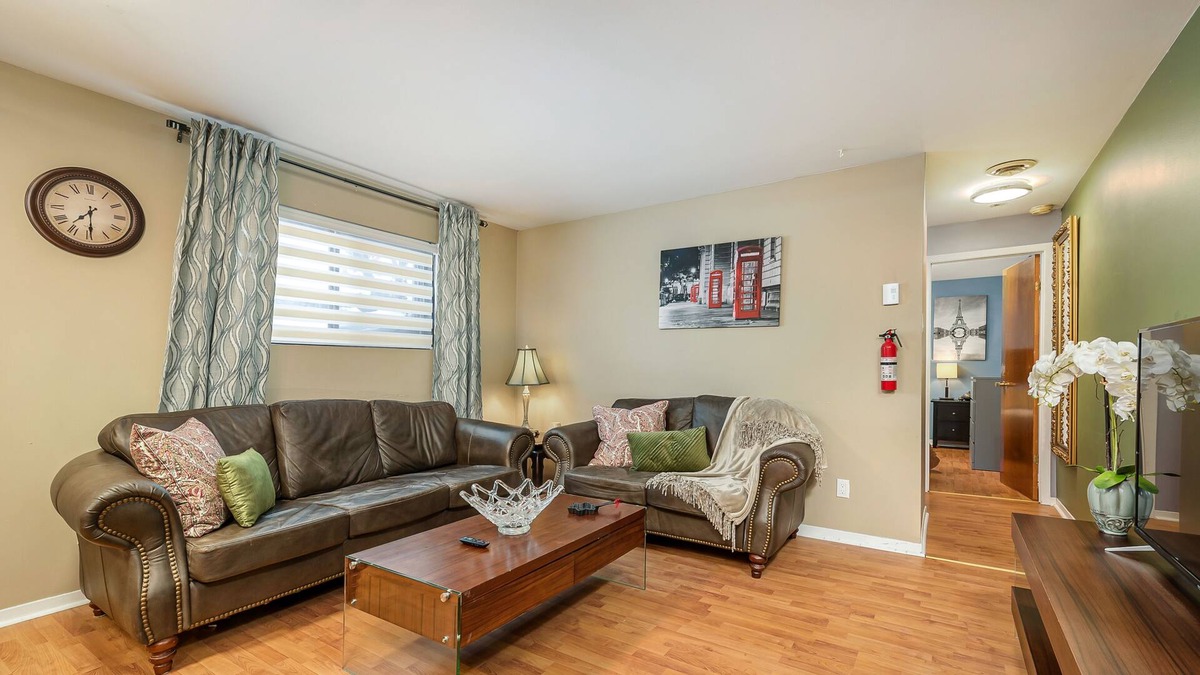 Ahuntsic-Cartierville Apartment | 1 - CHIC DESIGNER LOVELY BEAUTIFUL COZY FLAT 1BDR