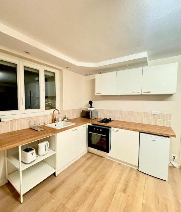 Beaumont Saint-Cyr Apartment | 1-Cinema apartment 10 min from Futuroscope