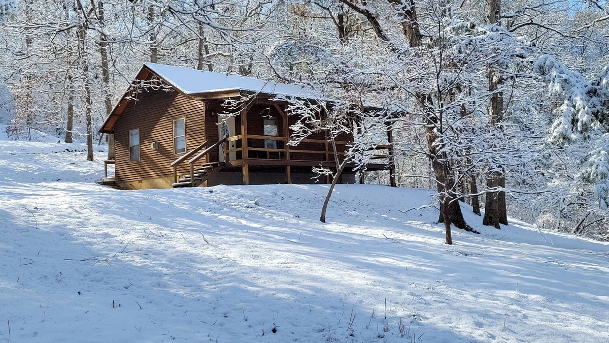 Eureka Springs Cabin | #1 - Cozy cabin in the Ozark Mountains, giant spa tub, romantic and peaceful!