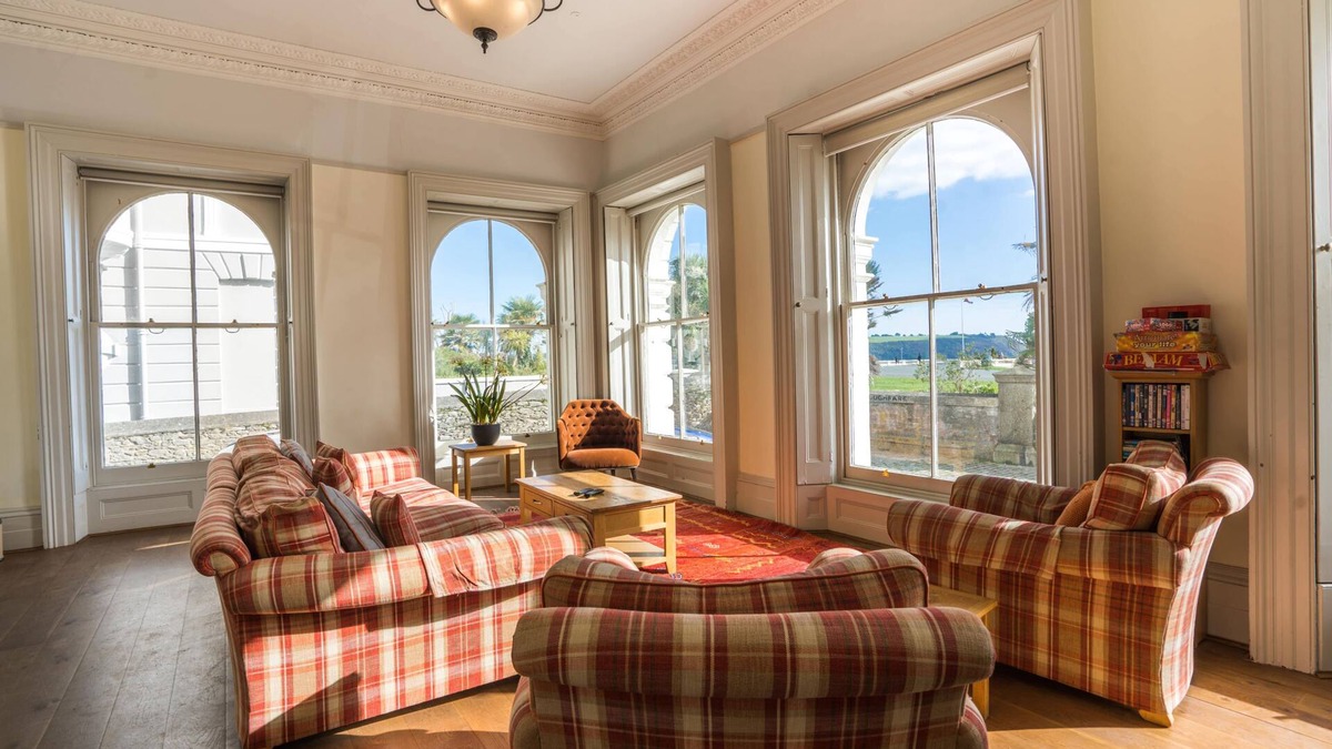 Plymouth Apartment | 1 Elliot Terrace 4 bed duplex apartment in unrivalled location in the centre of Plymouth Hoe overloo