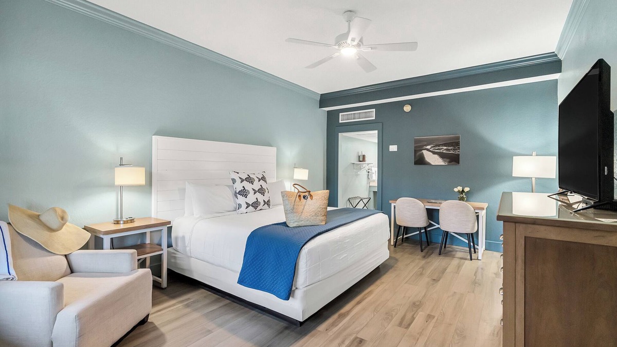 Crystal Beach Hotel | 1 King Bed at Open Air Beachside Hotel