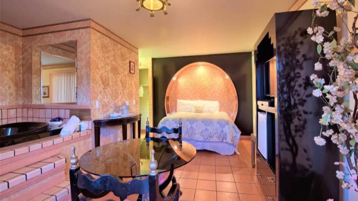 Yucca Valley Hotel | 1 King Bed Jetted Tub Non-Smoking(Theme2 -Persian ,Roman, or Oriental Theme)