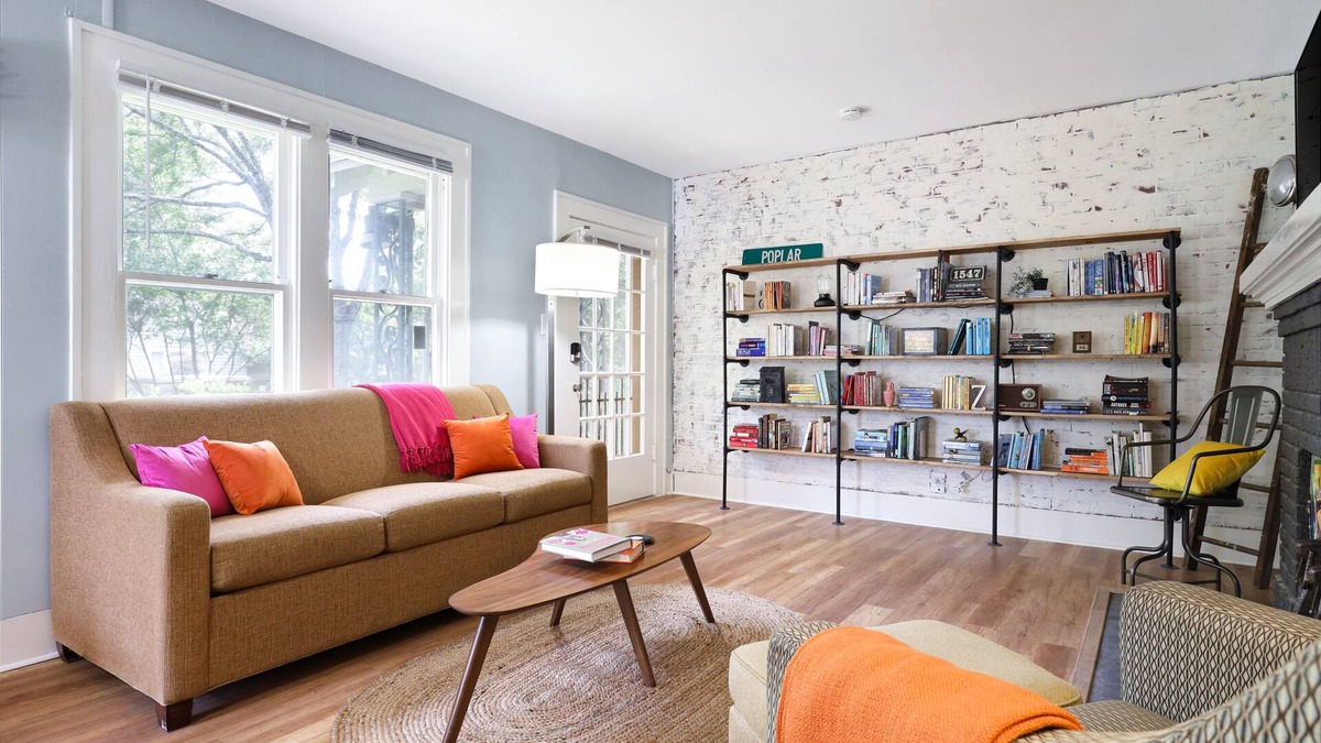 Jefferson House | 1 king bed, sleeps 6, pet friendly 1 BED/1 BATH duplex in central SA