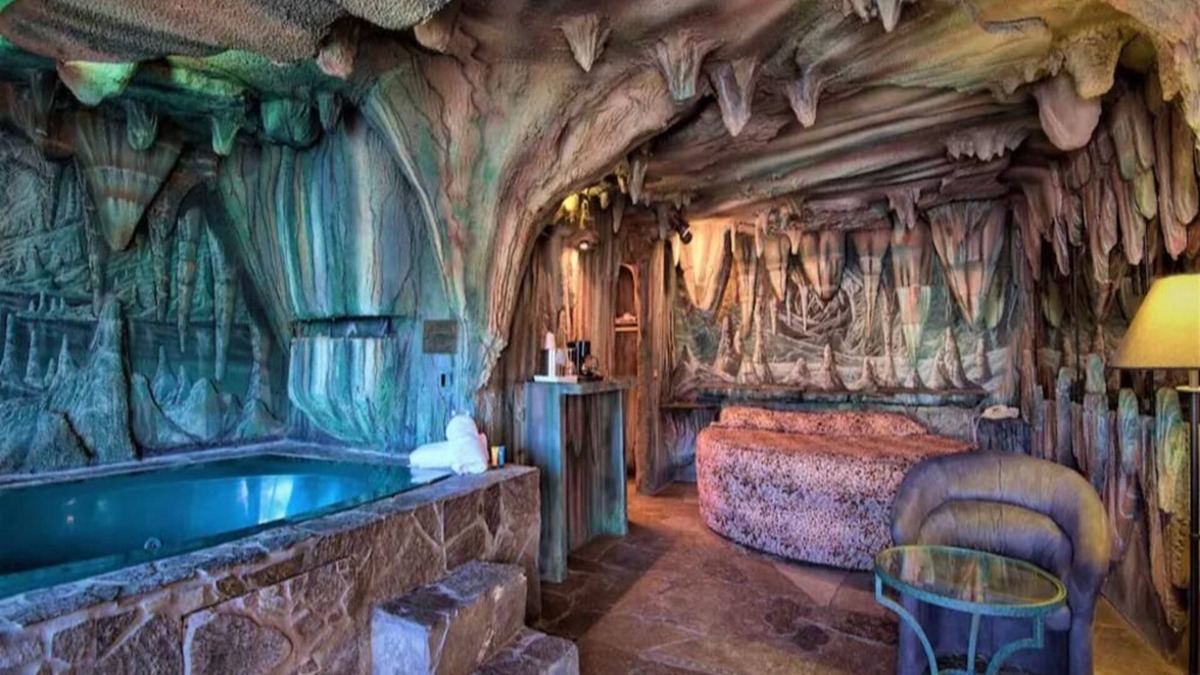 Yucca Valley Hotel | 1 King Bed Theme 1 Jetted Tub Non-Smoking(Theme 1 - Jungle, Cave, or 50s Theme)