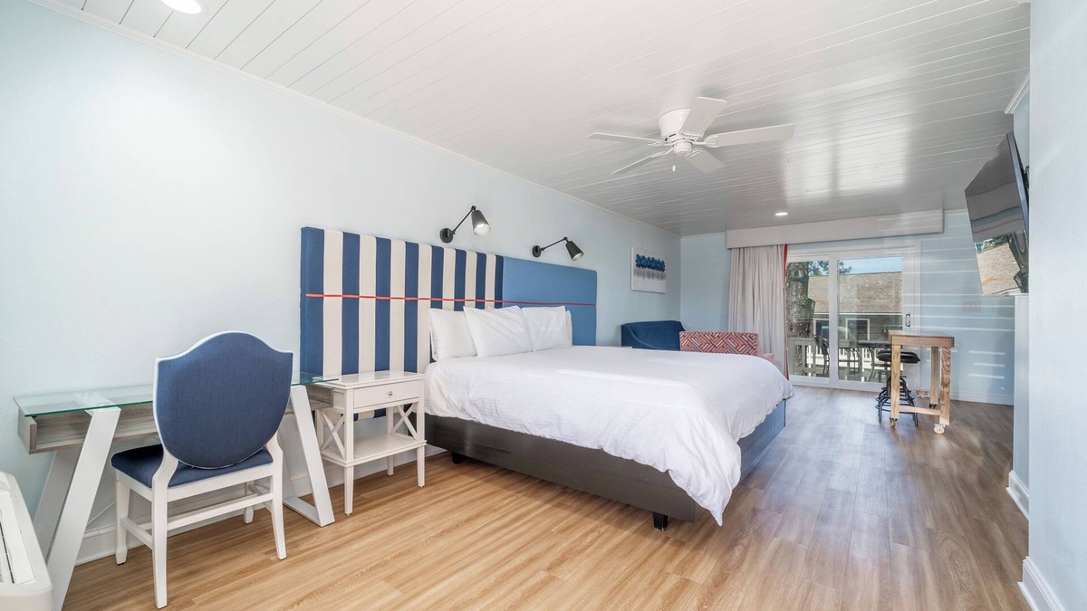 Rockwell Hotel | 1 King Bed with Sofa Bed Resort View