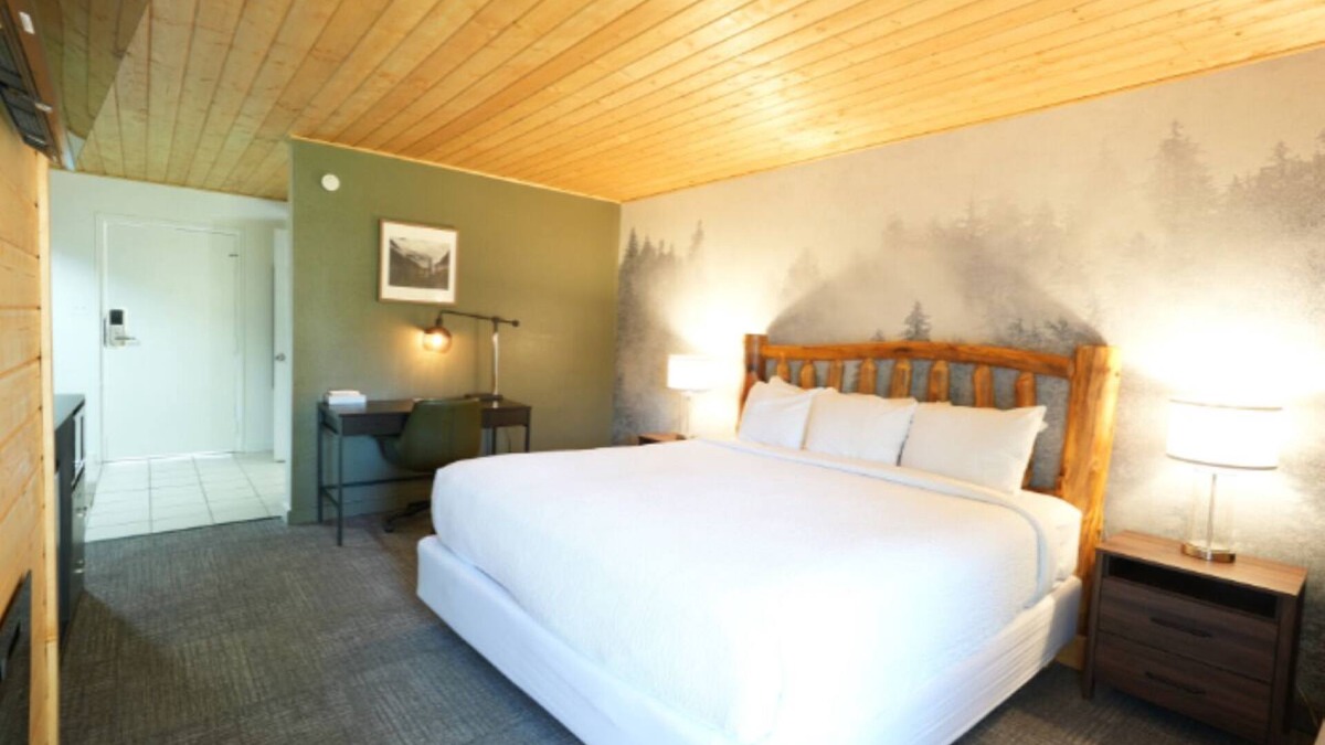 Townsend Hotel | 1 King + Mountain Retreat