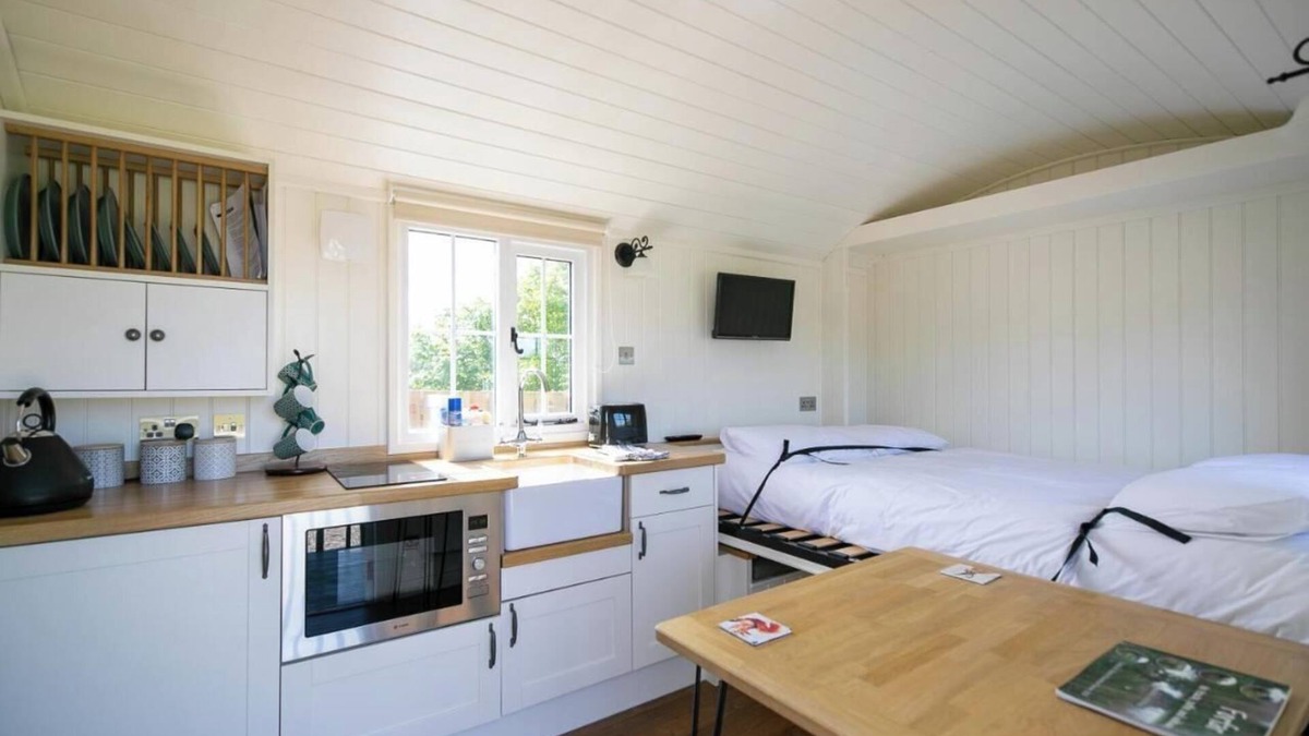 Forfar Cabin | 1 King-size Bed Deluxe Cabin - Free Parking