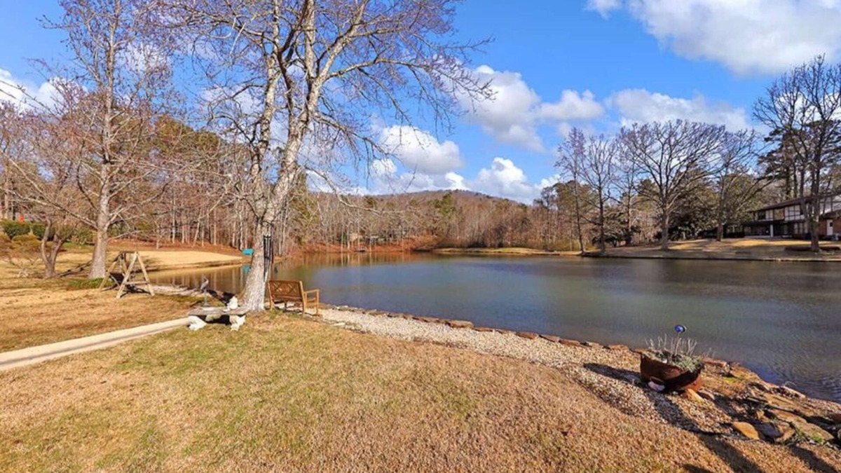 Anniston House | #1 Luxury Home Stay w/ Lake Views