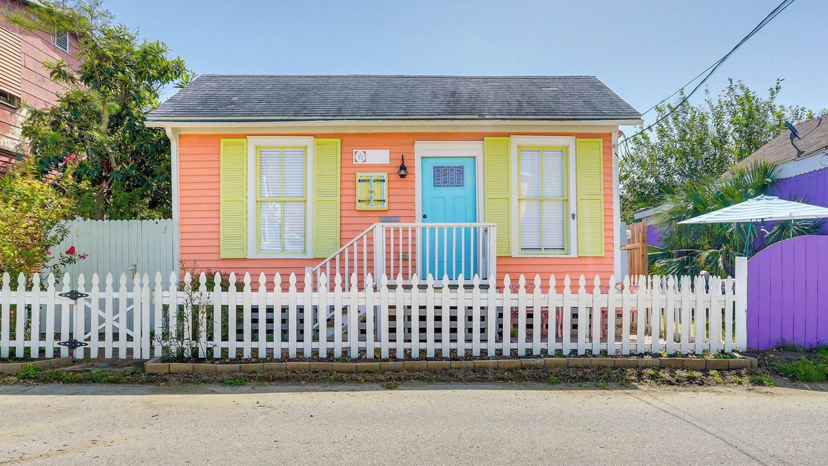 Galveston Cottage | 1 Mi to Beach: Colorful Cottage in Galveston!