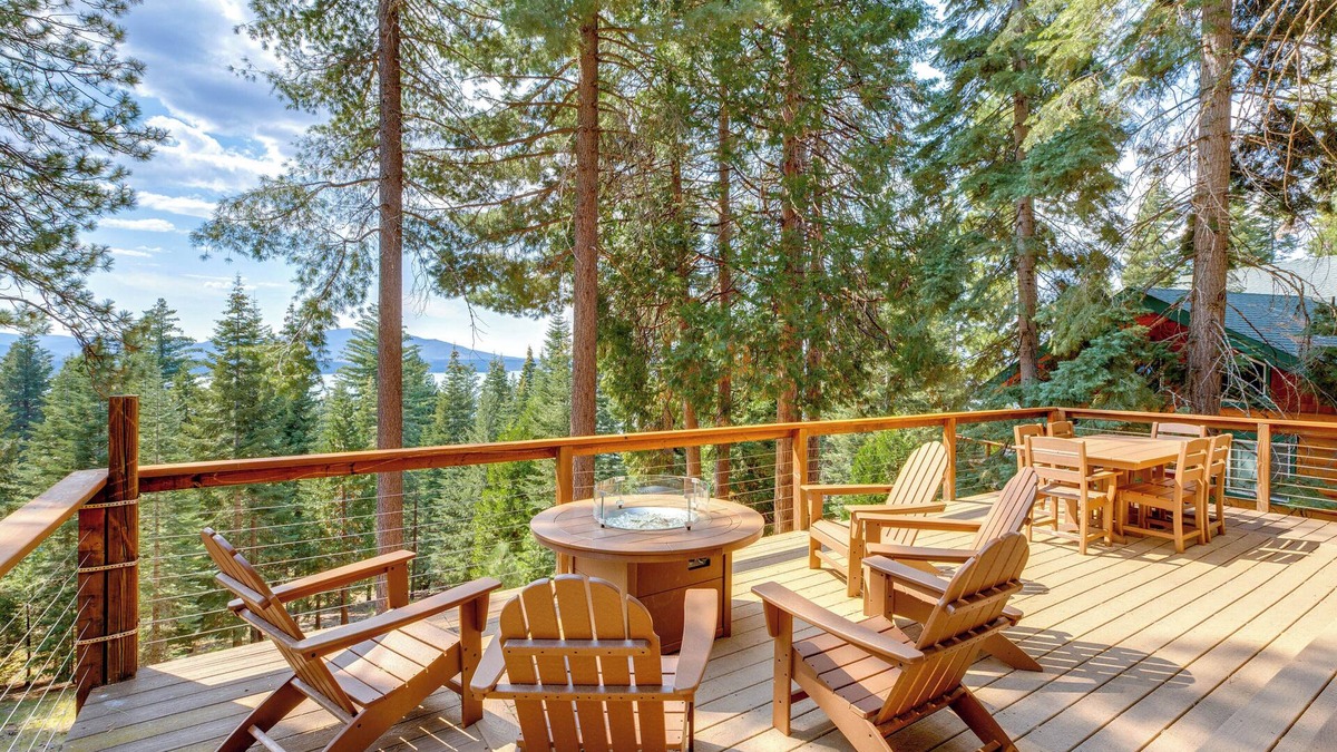Lake Almanor Country Club Cabin | 1 Mi to Beach & Golf Course! Lake Almanor Cabin
