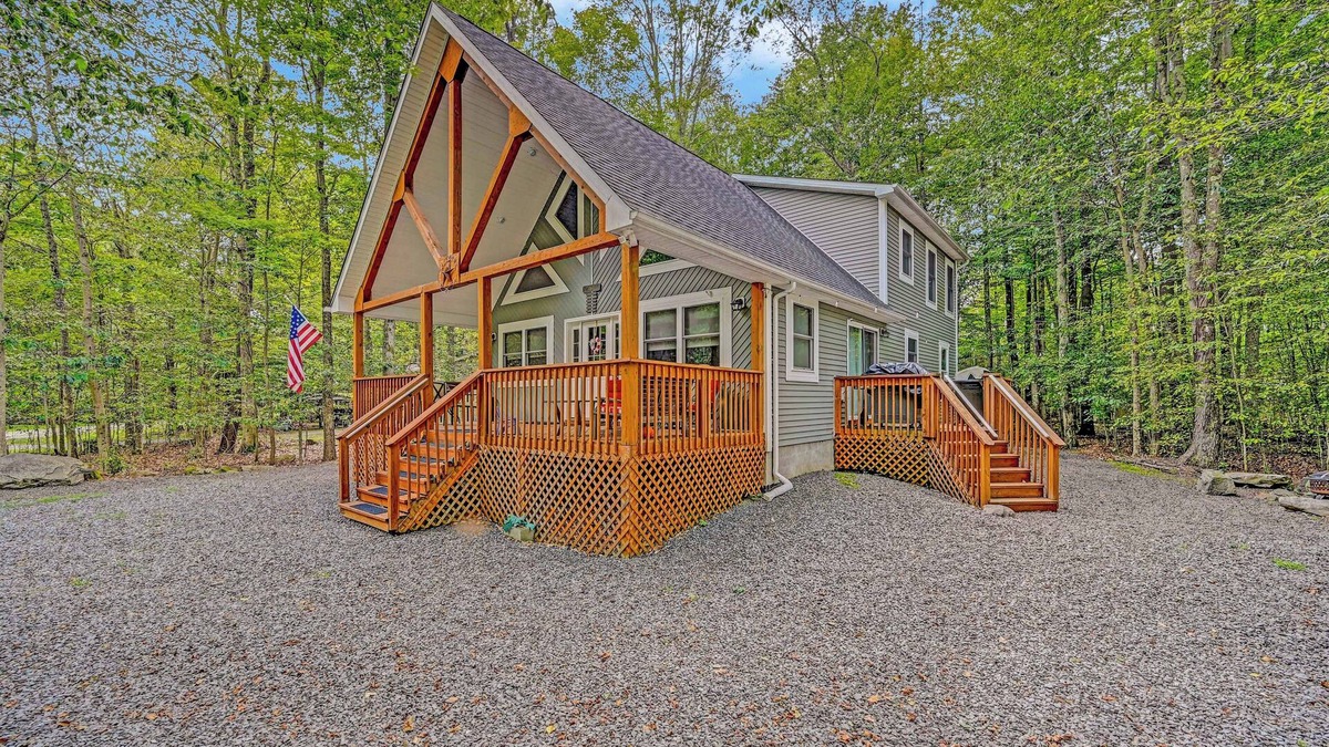 Thornhurst House | 1 Mi to Beach: Pocono Lake Chalet w/Decks