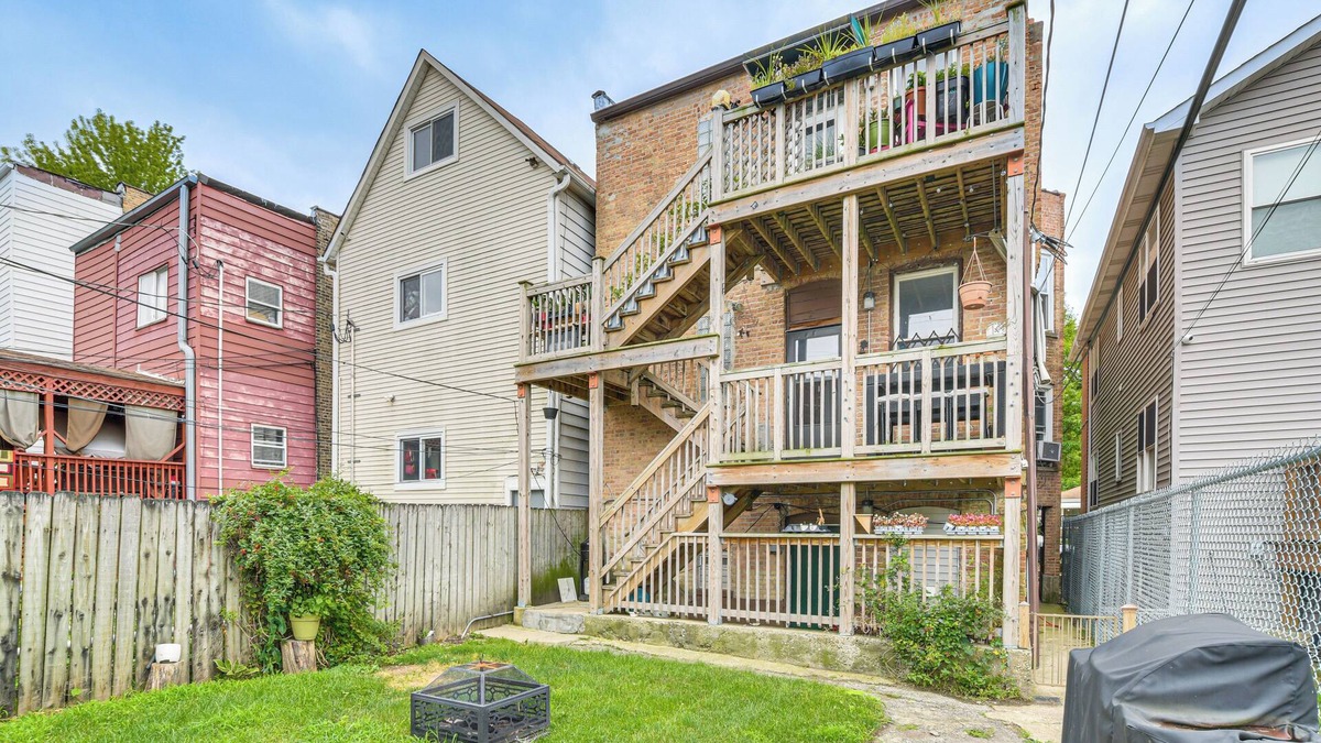 Chicago Apartment | 1 Mi to Blue Line: Pet-Friendly Unit in Chicago!