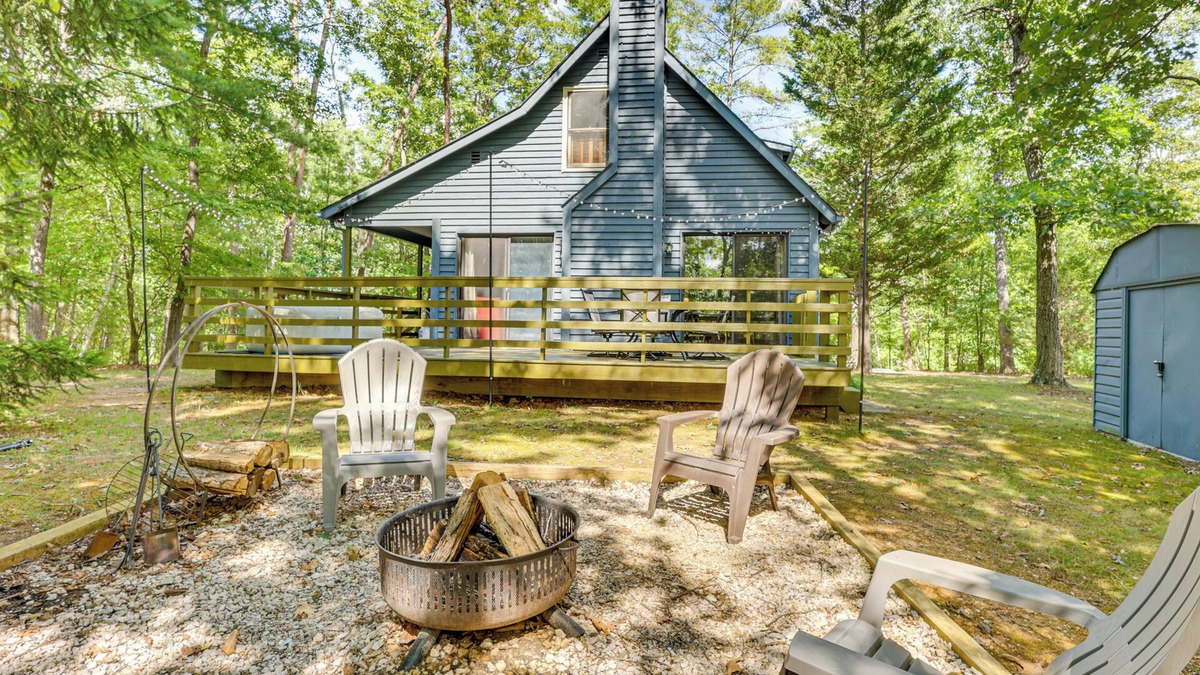 Basye Cottage | < 1 Mi to Bryce Resort: Quiet Cabin w/Hot Tub!