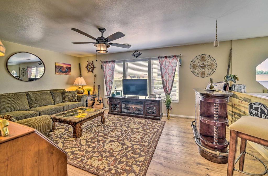 Page House | 1 Mi to Canyon Tours Vibrant Page Paradise!