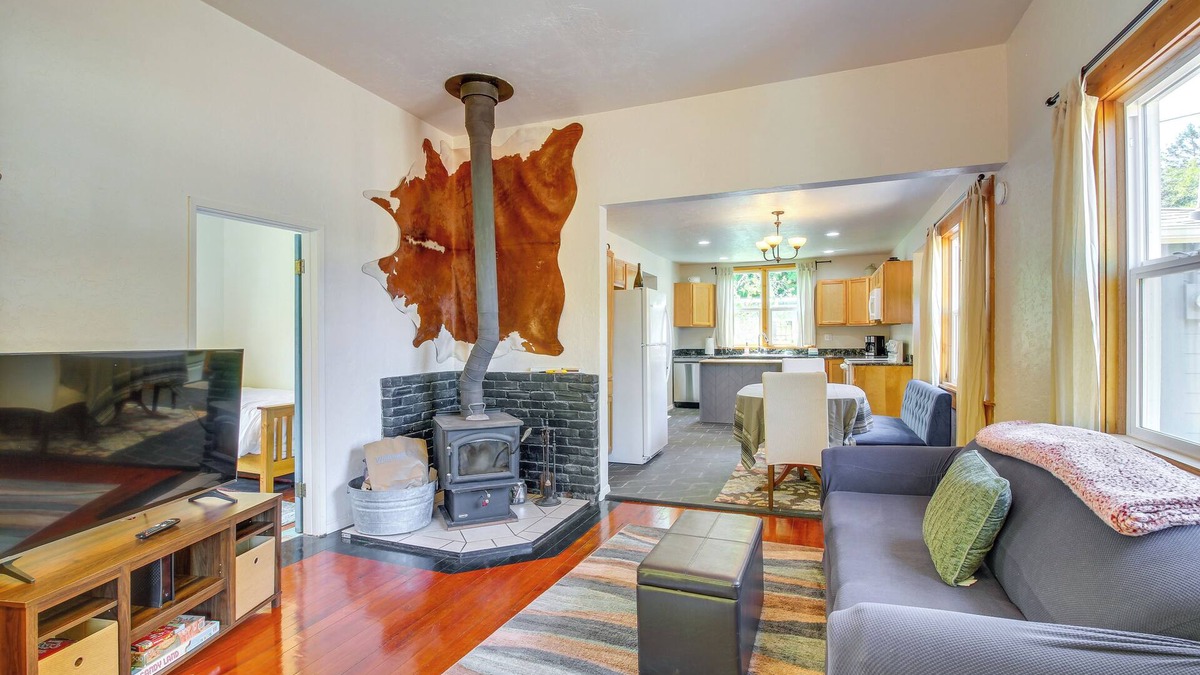 Bandon Cottage | < 1 Mi to Coquille River: Cottage w/Private Yard!