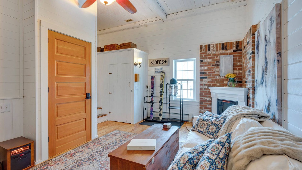 North Conway Apartment | 1 Mi to Cranmore Mountain: Charming Conway Apt!
