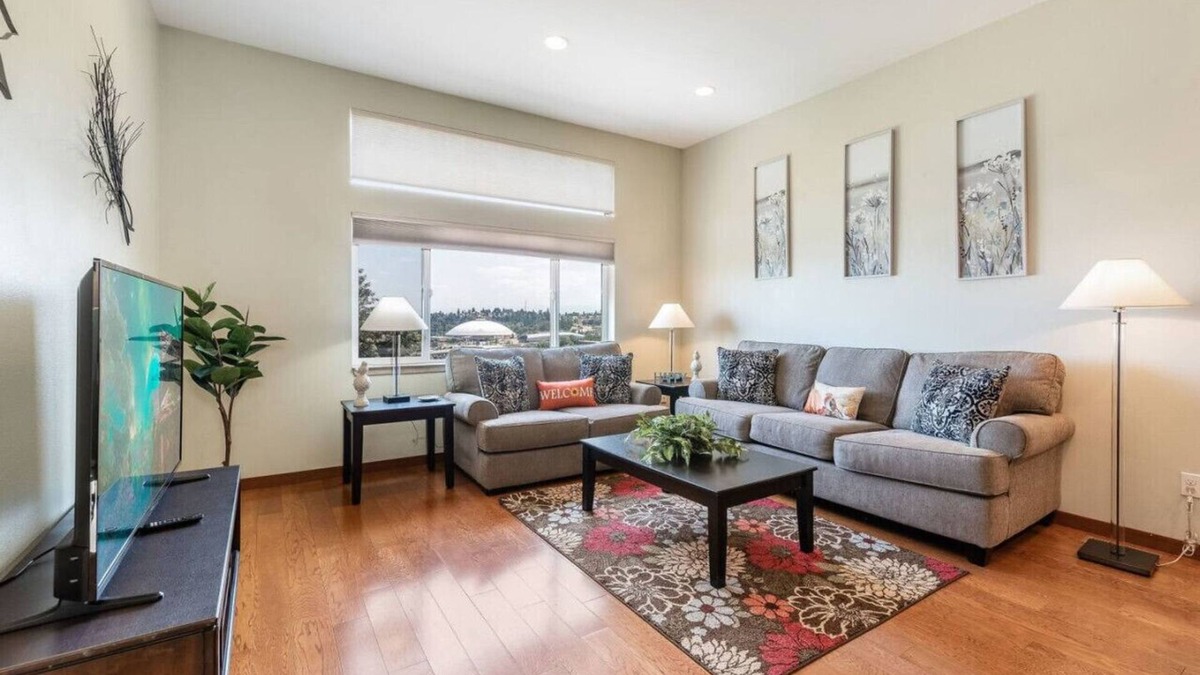 Hilltop House | <1 mi to Dome | 3BD 2.5BA | Townhouse | Garage -18