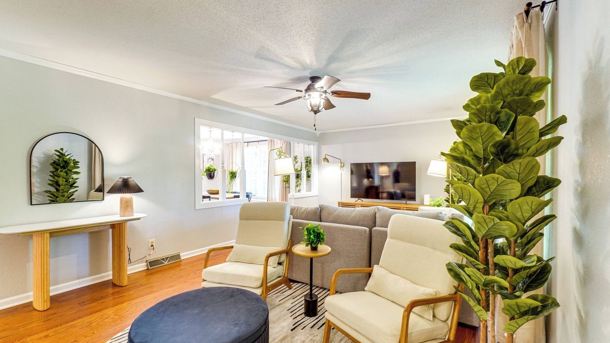 Clinton House | 1 Mi to Dtwn: Quiet Retreat w/Yard in Clinton