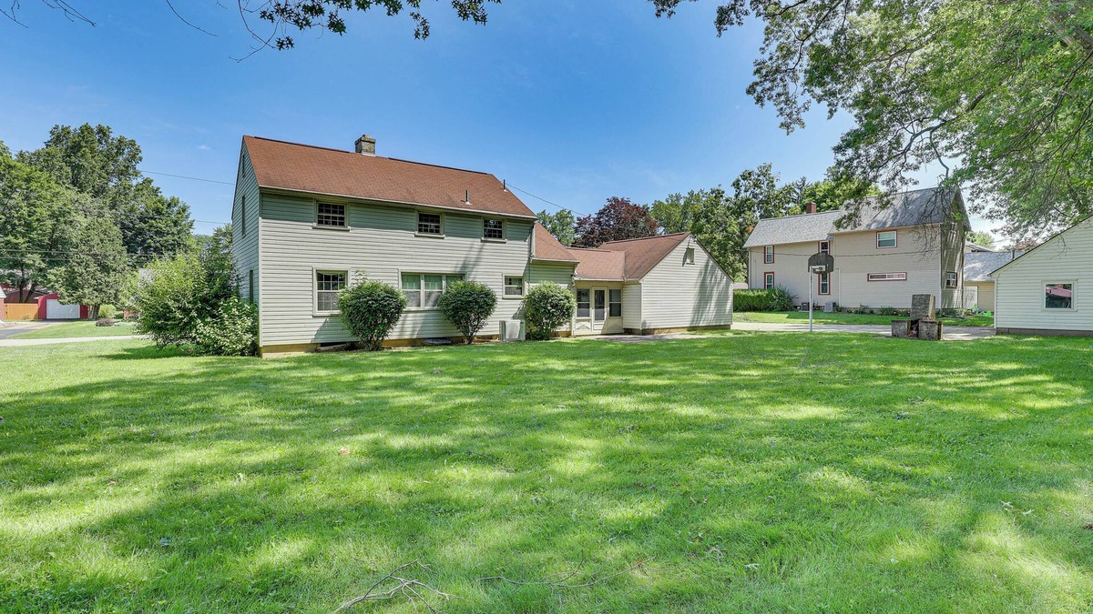 Salem Apartment | 1 Mi to Dtwn Salem: Apt w/Garage Access!