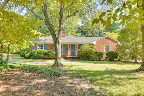 Green Valley House | 1 Mi to Friendly Center Greensboro Family Home