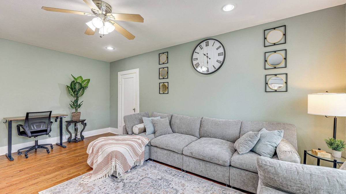 Uptown Apartment | 1 Mi to San Antonio Zoo: Olmos Park Apt!