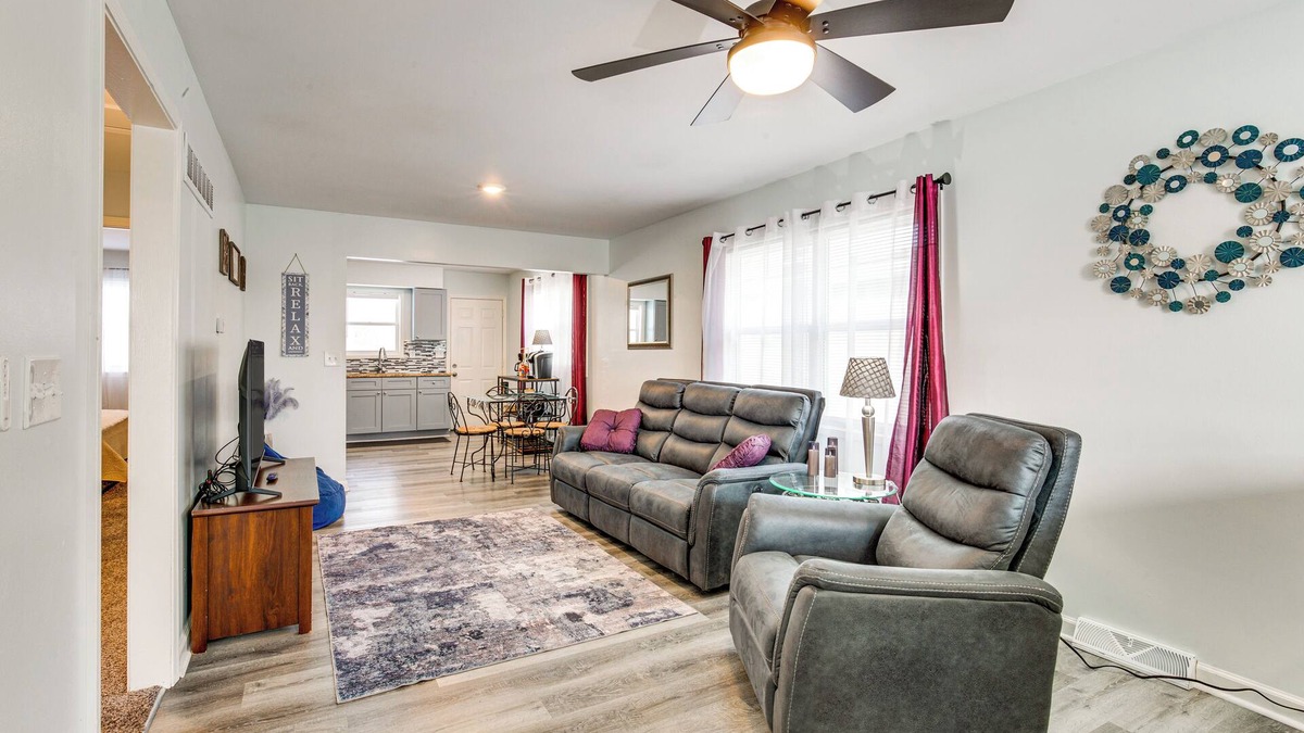 Sugar Creek Apartment | 1 Mi to Truman Library: Apt w/Large Yard!