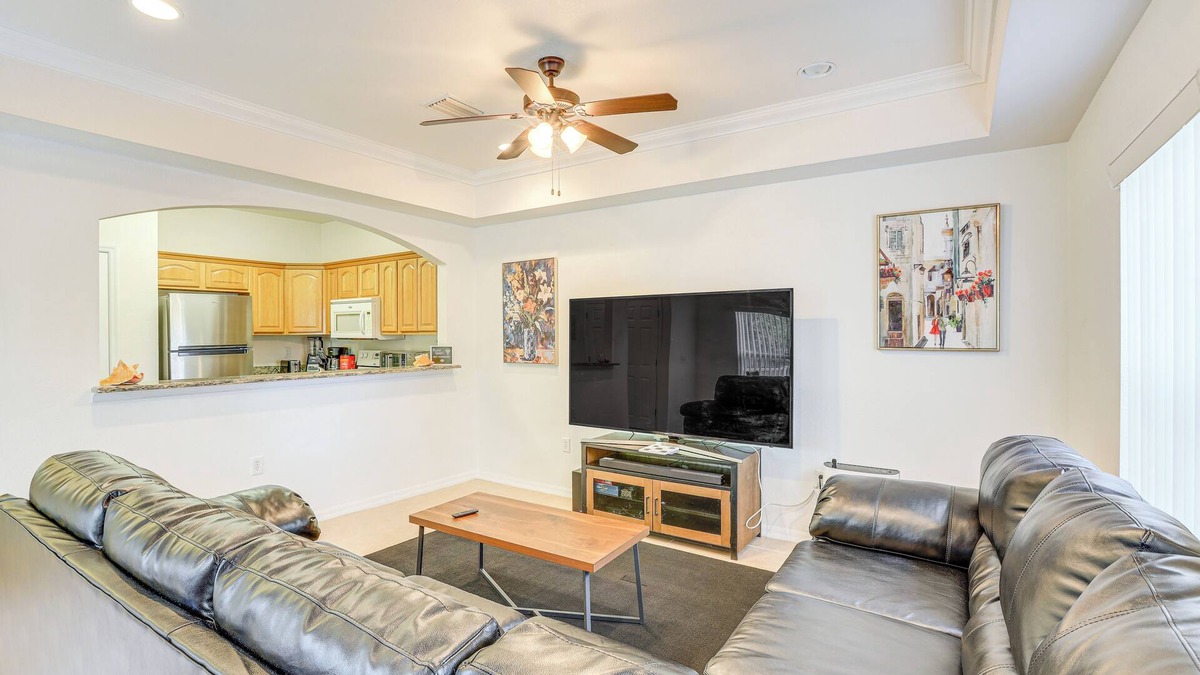 Gainesville House | 1 Mi to UF: Modern Townhome w/Balcony