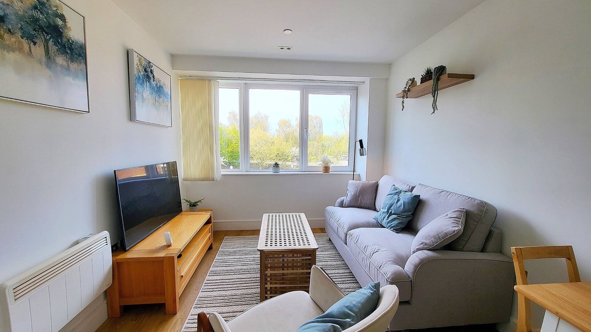 Kings Langley Apartment | 1 min drive to Train, 10 to Warner Bro's