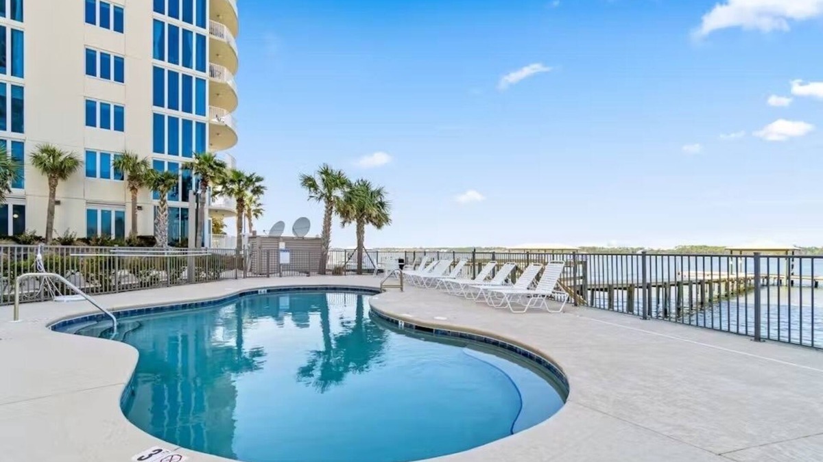 Gulf Shores House | 1 Min walk to beach | Sleeps 10 | Pool & Pier