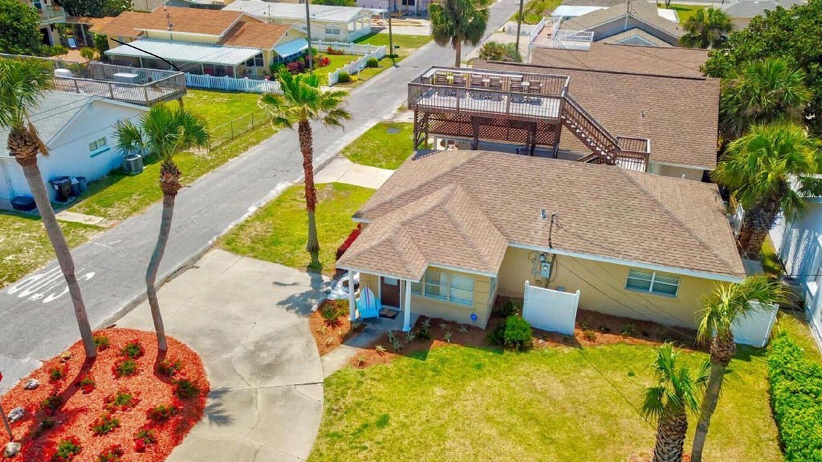 Bid-a-wee Beach House | 1 MINUTE WALK TO PRIVATE BEACH! Central PCB-Pier Park! Sleeps 8-10. Dogs ok.