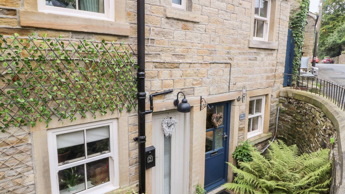 Holmfirth Cottage | 1 OAKLEYS, family friendly, luxury holiday cottage in Holmfirth