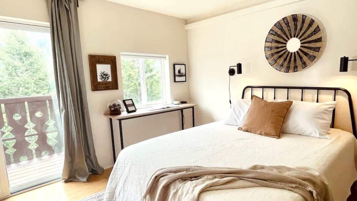 Port Angeles Apartment | #1 Pine Queen Room - Fireplace in Olympic Nat'l Prk