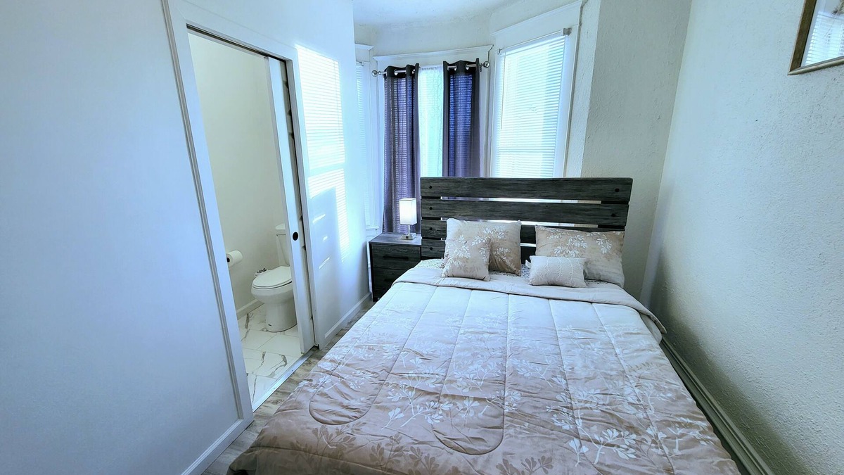 West Colfax House | 1 private bedroom+ bathnsuper fast internet, txt2