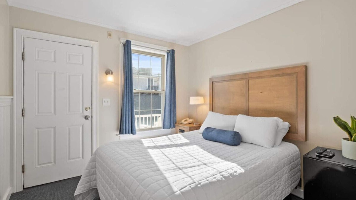 Falmouth Heights Hotel | 1 Queen Bed Suite Close to Beach & Dining