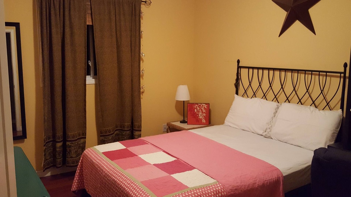 Waterloo House | 1 room fo Female Only Prefered Student, or professional studying/working