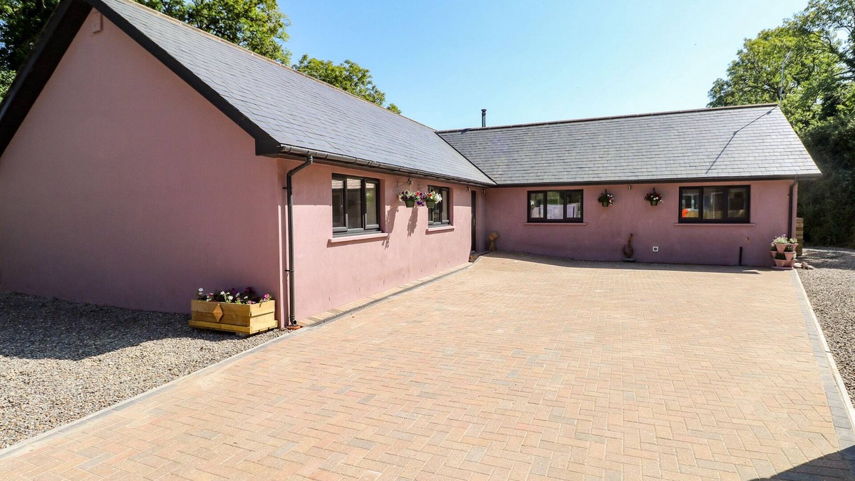 Robeston Wathen Cottage | 1 THE WARREN, pet friendly, country holiday cottage in Narberth