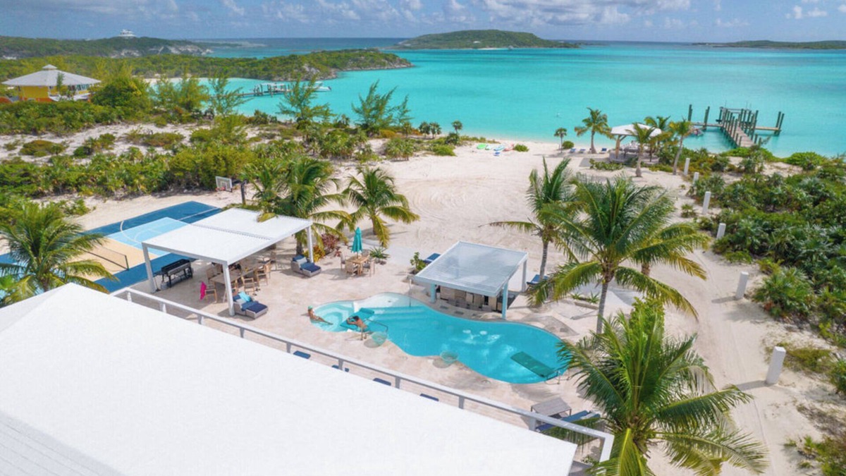Staniel Cay Villa | #1 Villa with Swim Up Pool Bar, Hot Tub, Pickle Ball,Private Beach-Solar Powered