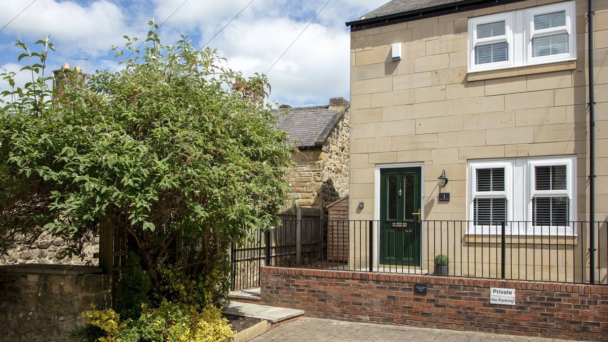 South Charlton Cottage | 1 WESLEY MEWS, family friendly, with a garden in Alnwick