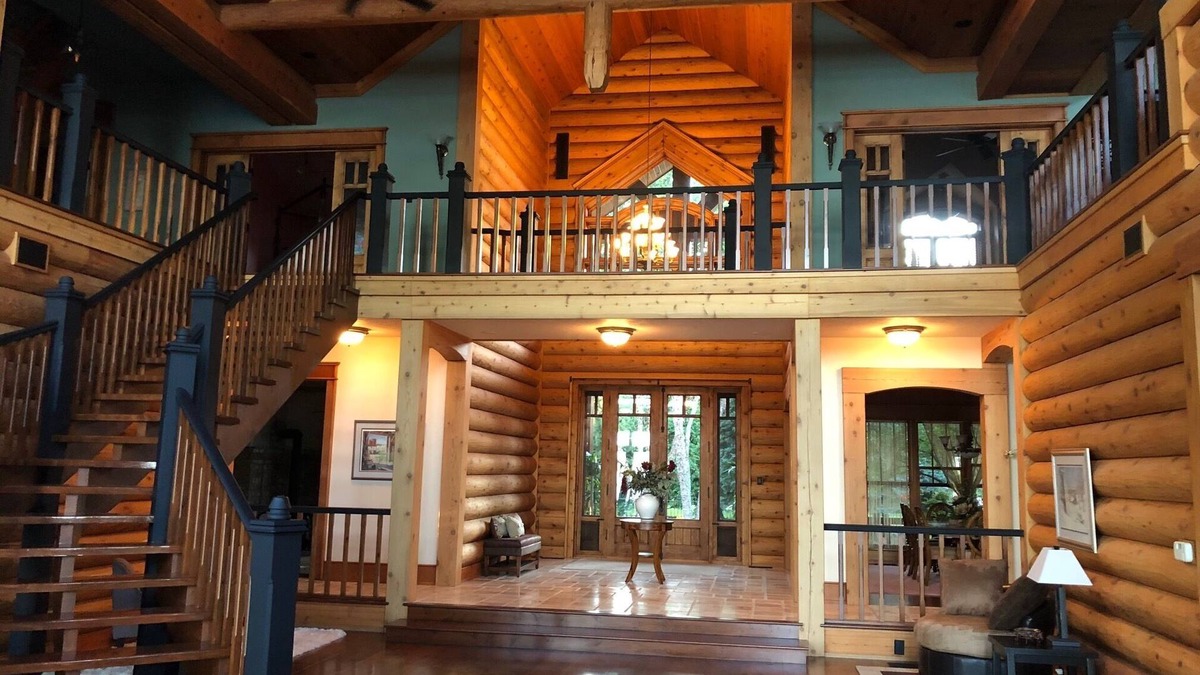 Suamico House | 10,000 sq ft Log Home on the Bay of Green Bay - only 15 minutes to Lambeau Field
