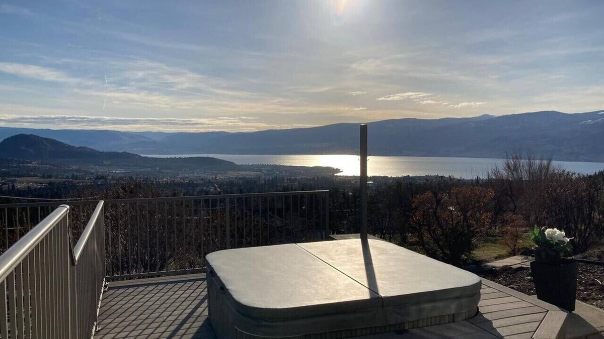 Central Okanagan House | 10 Acre Luxury Rosehill Estate:Heated Indoor Pool/Sauna/Hottub/Lakeview