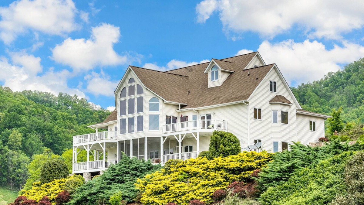 Clyde House | 10-acre manor with Blue Ridge views, game rooms & private vintage diner