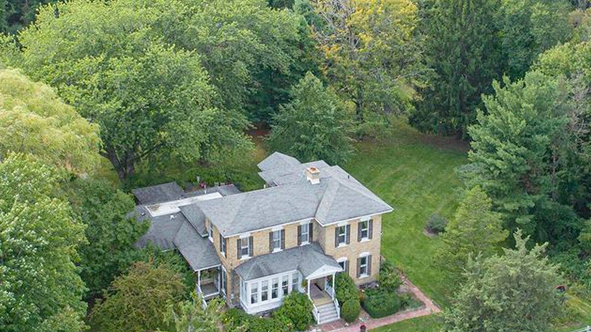 South Haven House | 10 Acre Private Estate, Covered Hot Tub, Heated Pool, Xfinity Broadband,