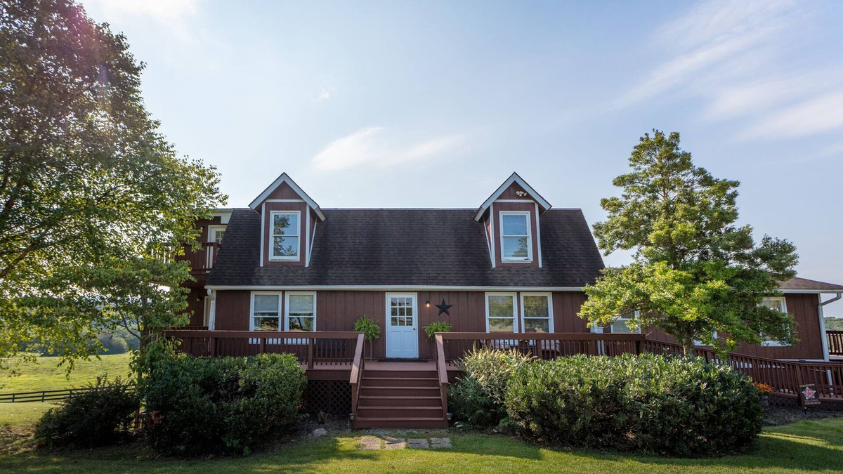 Stanley House | 10-Bed Bunk House w/Hot Tub, Perfect for Group Retreats, Events, and Gatherings