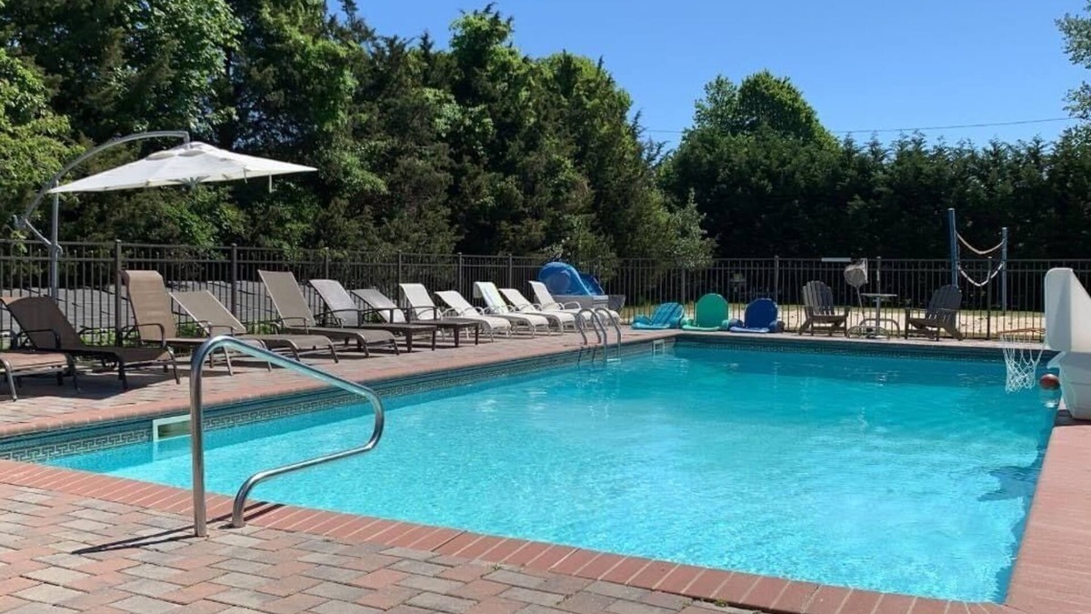 Hampton Bays House | 10 Bedroom Hampton House with a regulation size Pickleball court